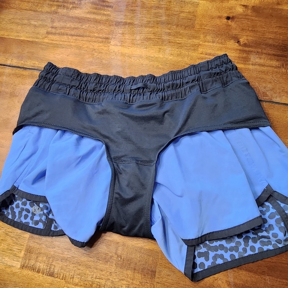 Lululemon Vintage Tracker Short Size 8 excellent used condition - Picture 3 of 4